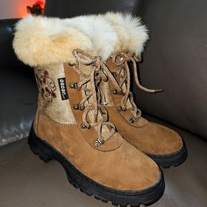 NWOT- OSCAR SPORT,  True to Size, Ladies 8.5 Med width, Apre's - Ski RESORT WEAR